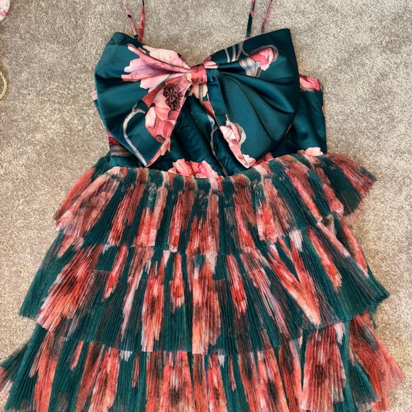 Beautiful bow dress! - Picture 2 of 7